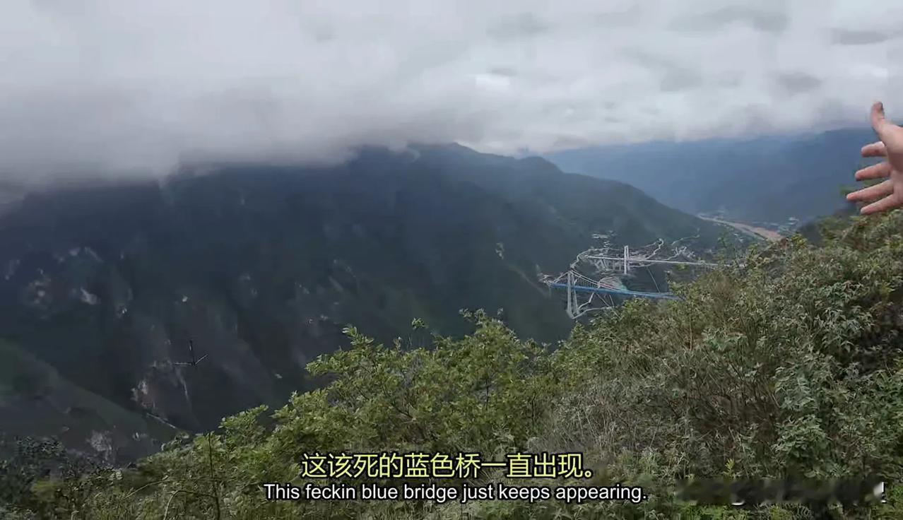 很多老外都喜欢到虎跳峡徒步旅行，感受大自然的鬼斧神工，但是很多老外到虎跳峡旅游都