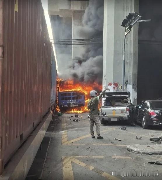 曼谷突发惨烈车祸！火车撞公交致8死，红灯惹的祸？

今天下午泰国曼谷玛卡珊站附近