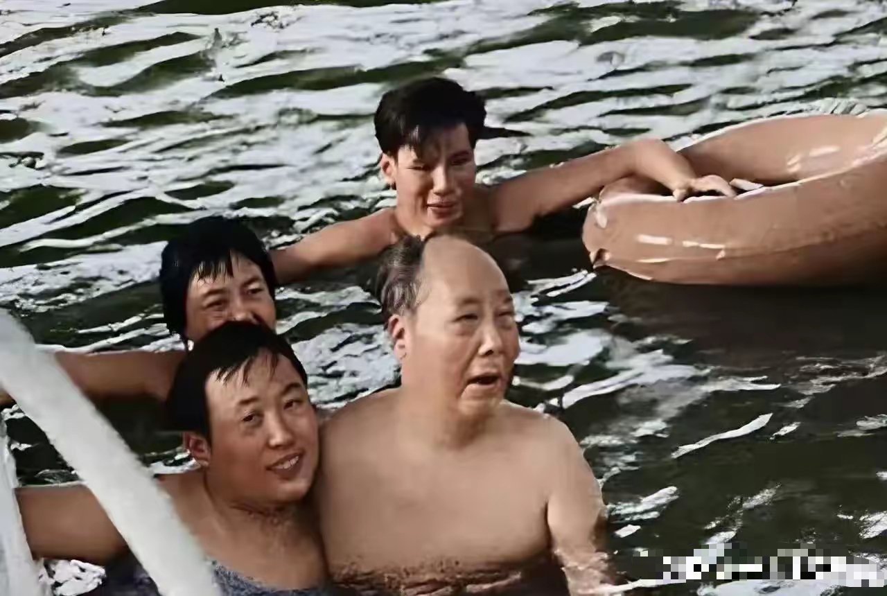 游泳是毛主席一生挚爱的爱好，他曾言“自信人生二百年，会当水击三千里”。 