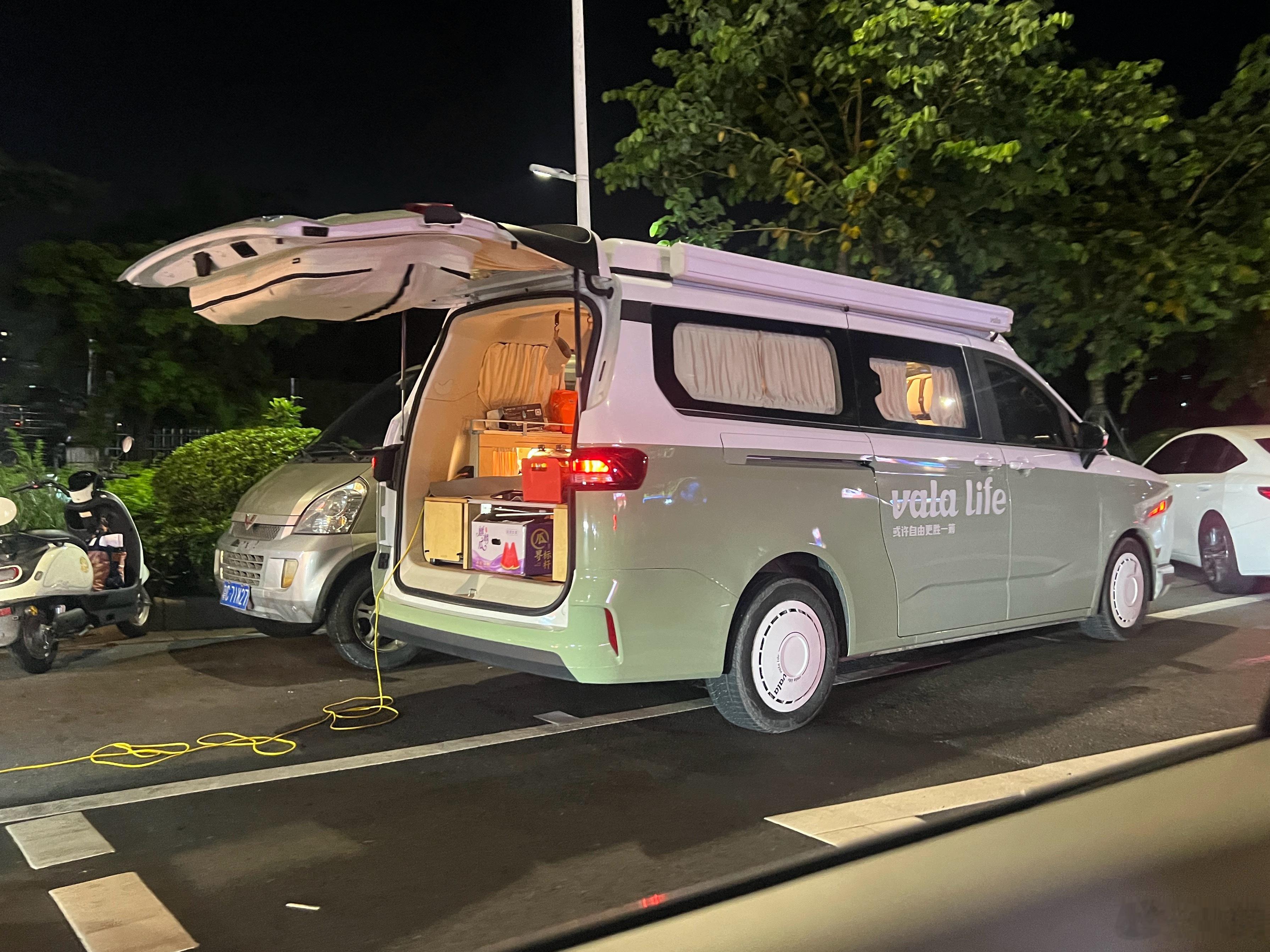 第一次见vala房车的实车，有点说不出的怪很好奇这底子是啥车17万的房车拿来摆摊