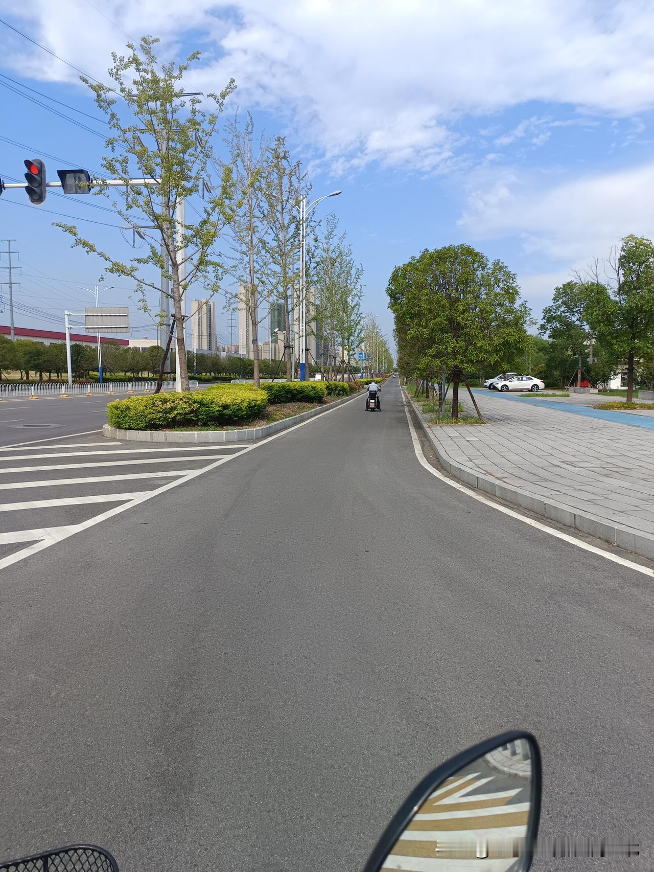 电动摩托车没有车牌，能上路吗不能，电动车需持证上牌照才能上路，特别是城市需持证上