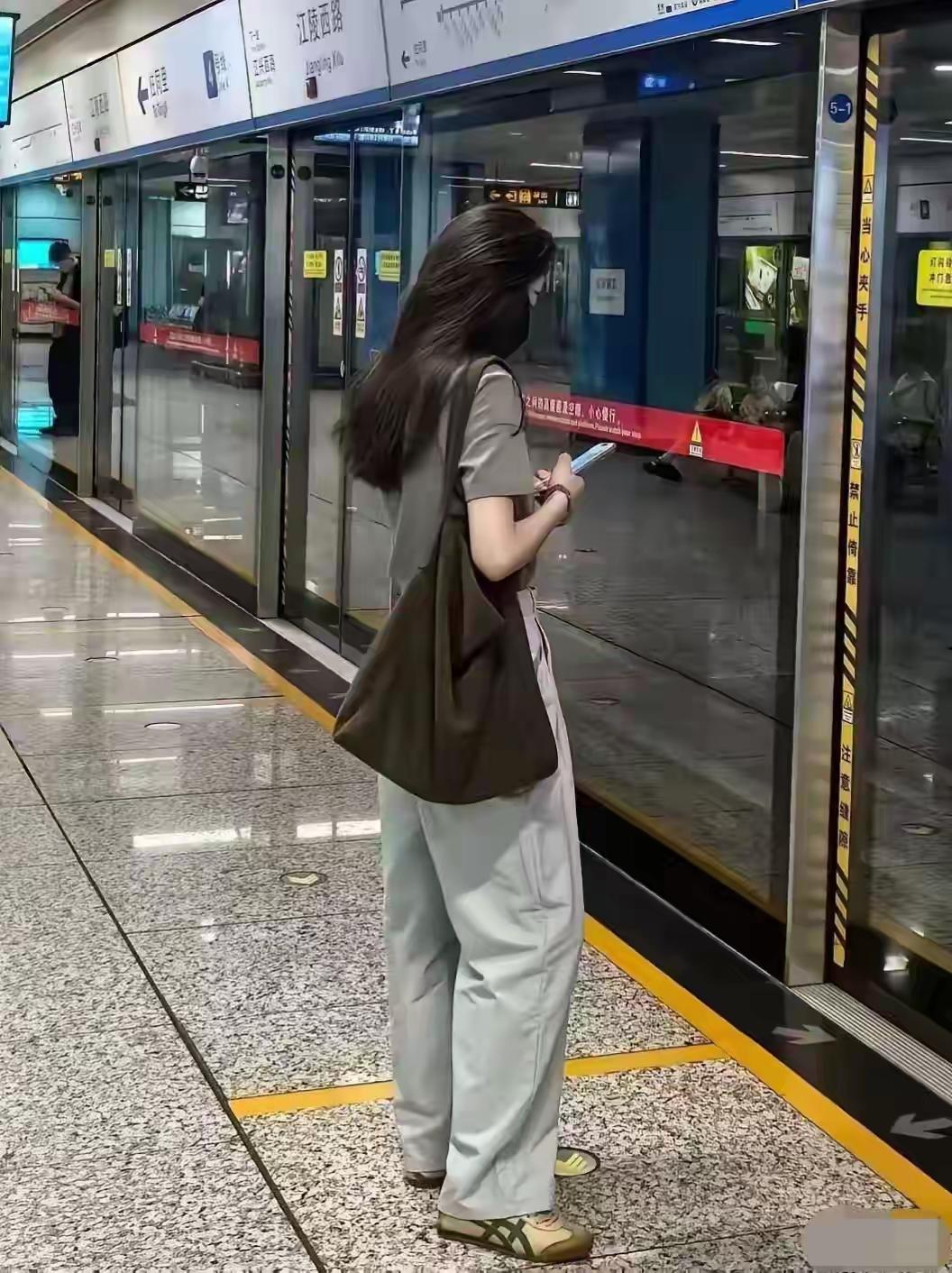 这绝对是我见过最有气质，最会打扮的女人，太美了！