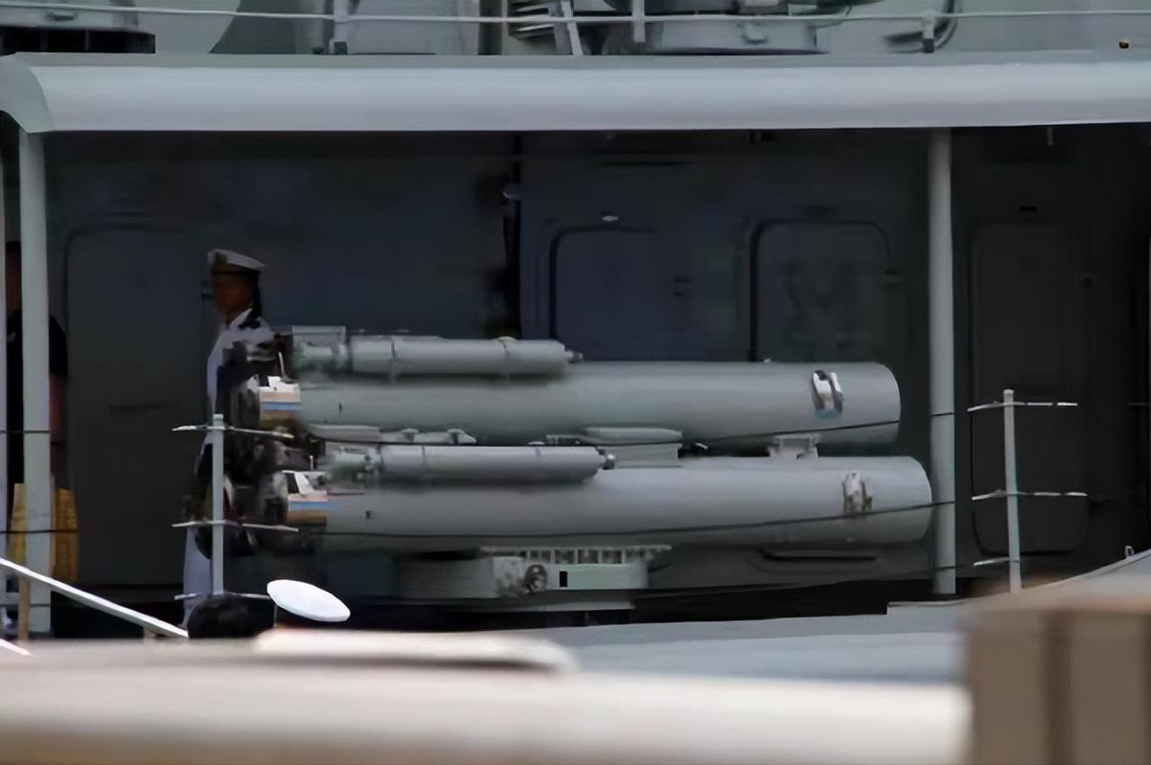 就像防空导弹击落来袭反舰导弹一样，新型反鱼雷鱼雷列装“福建”舰，它能使用鱼雷拦截