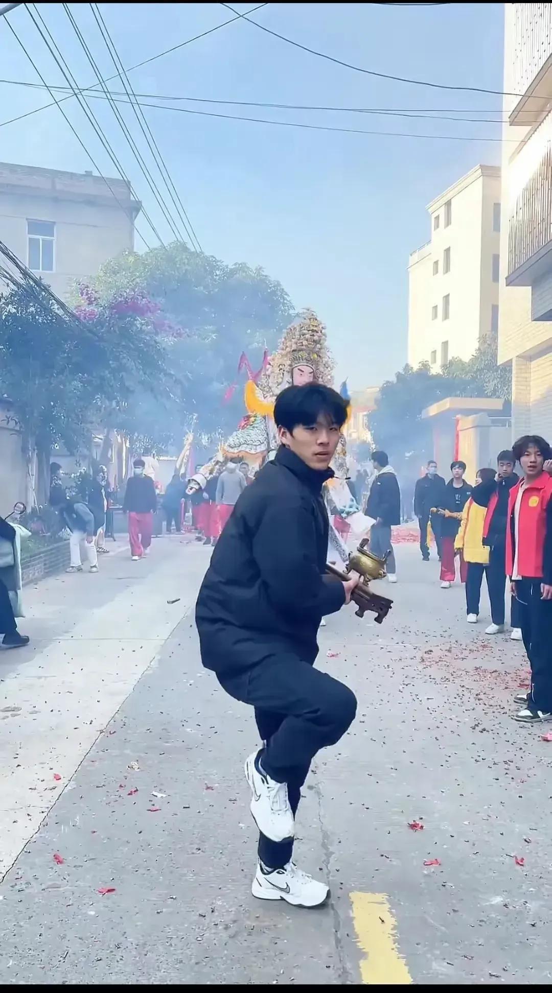 我要被网友们笑死啊！有网友说，不懂就啊，南方净炉手小哥哥为什么都穿耐克？
网友们