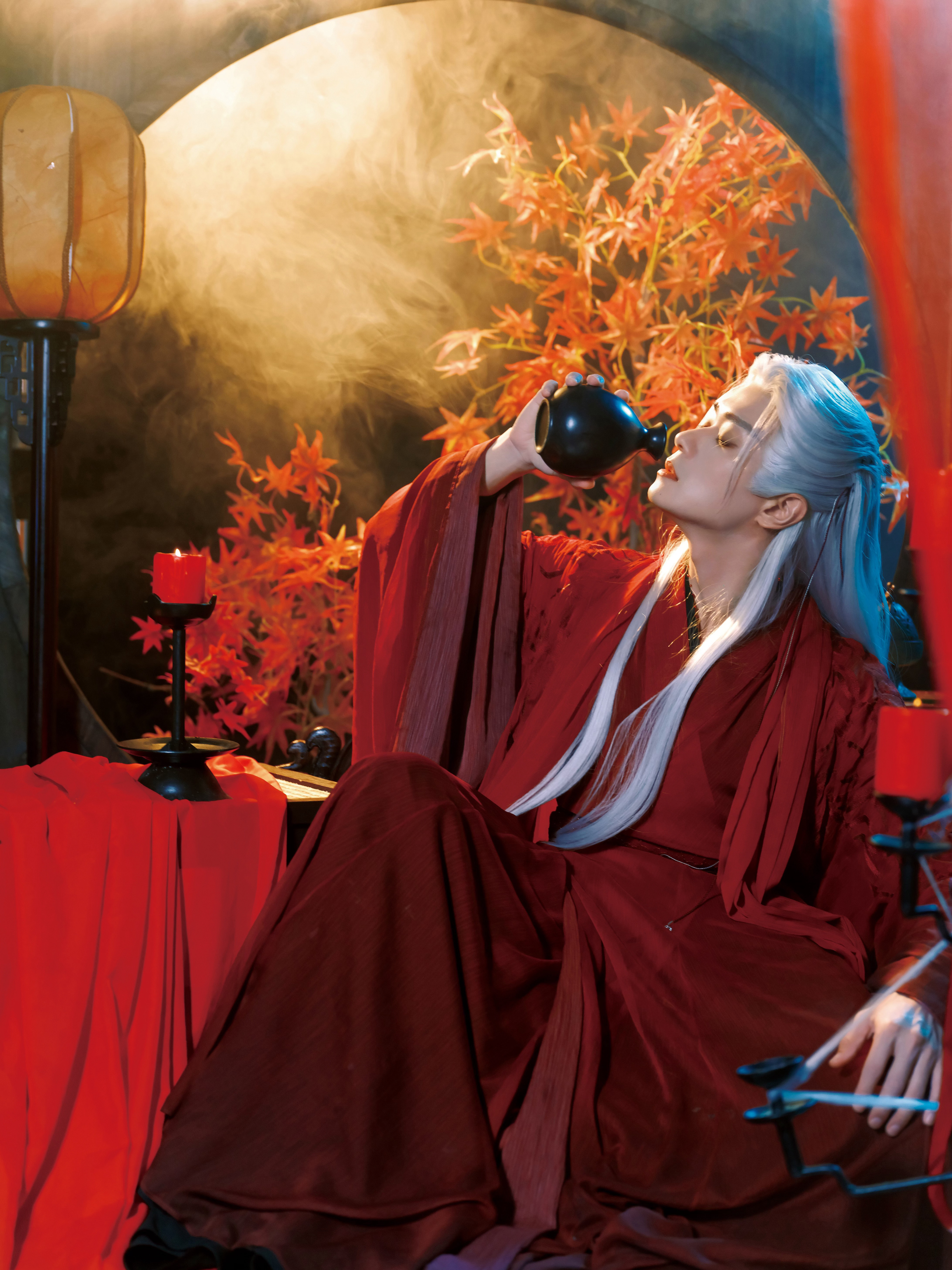 曹骏赤袍魔君大片 今天要把赤袍魔君大片安利给每个人！赤袍加身，白发垂肩，坐在长椅