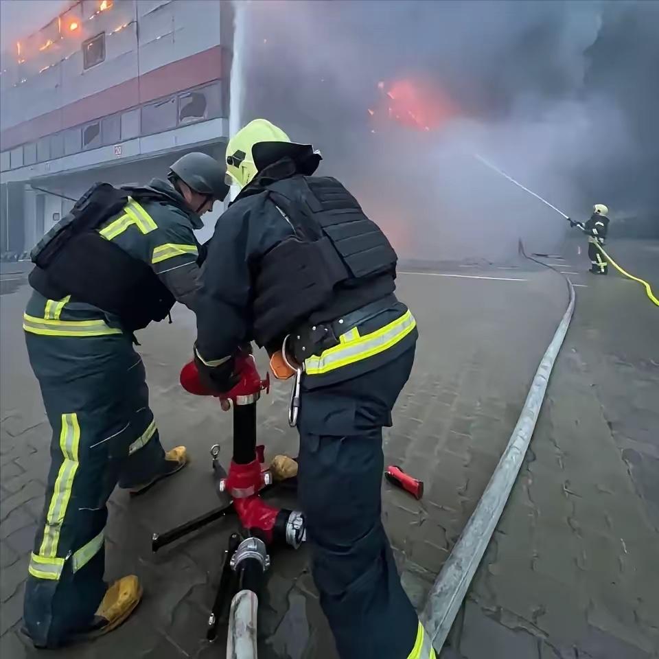 乌克兰总统泽连斯基在官方社交平台上紧急发声，通报了一件让人揪心到骨子里的事，当天