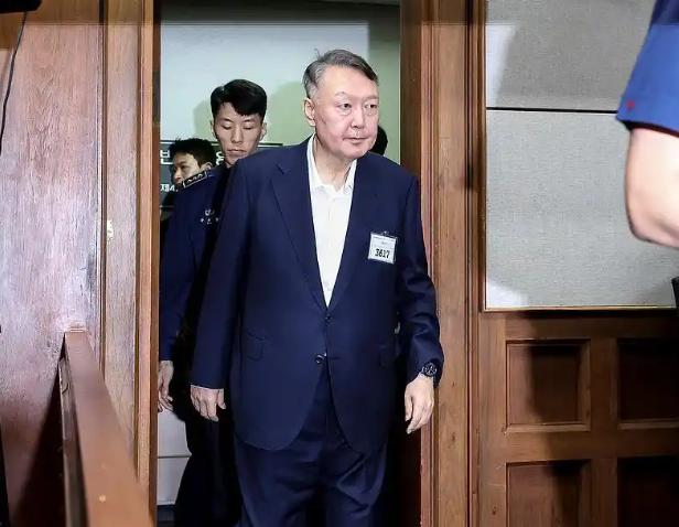 尹锡悦再添一罪，被求刑30年，此前就已经是无期了，现在又加30年，这是彻底不给他