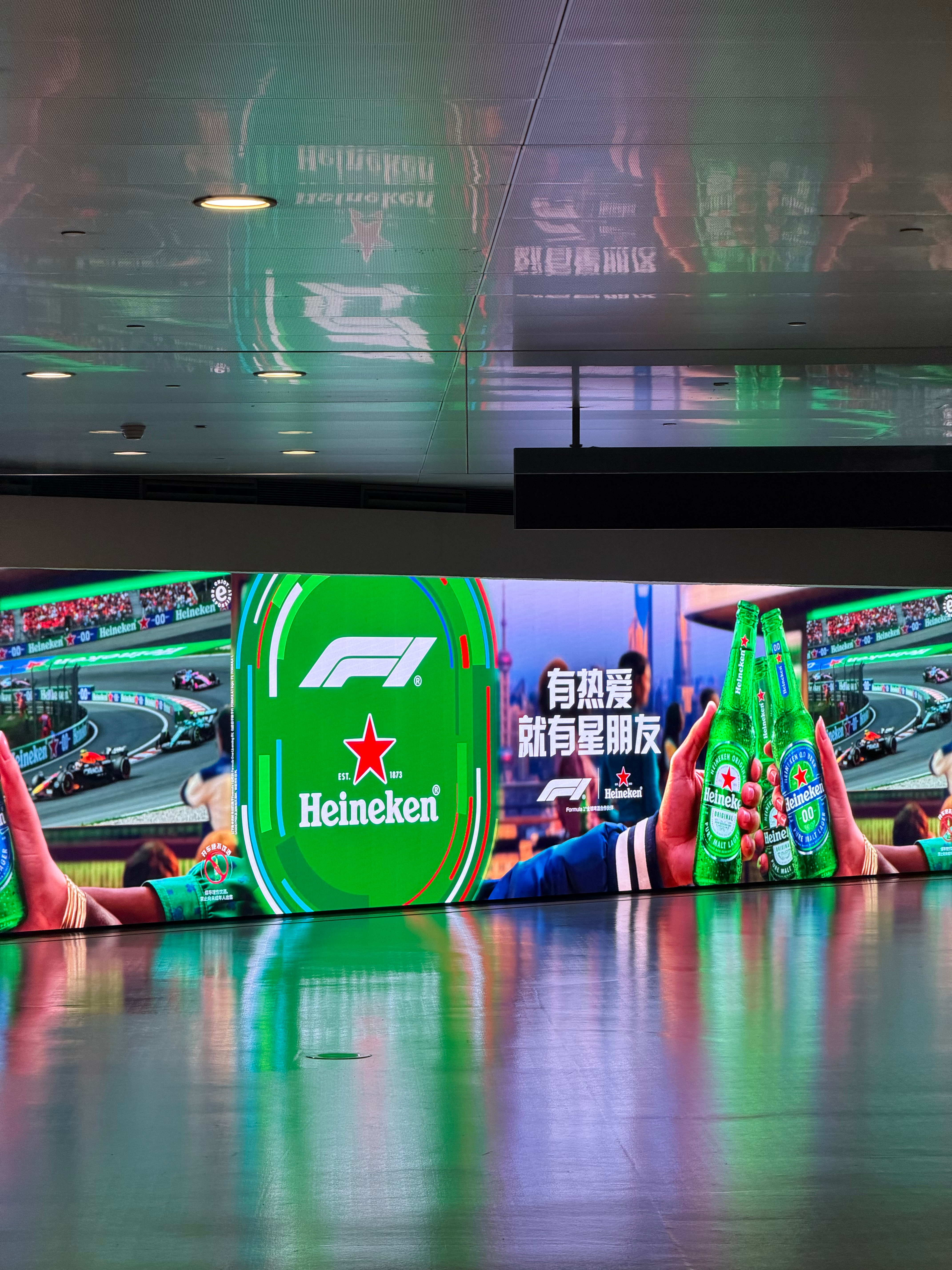 下飞机就有F1广告，喜力味儿渐浓 