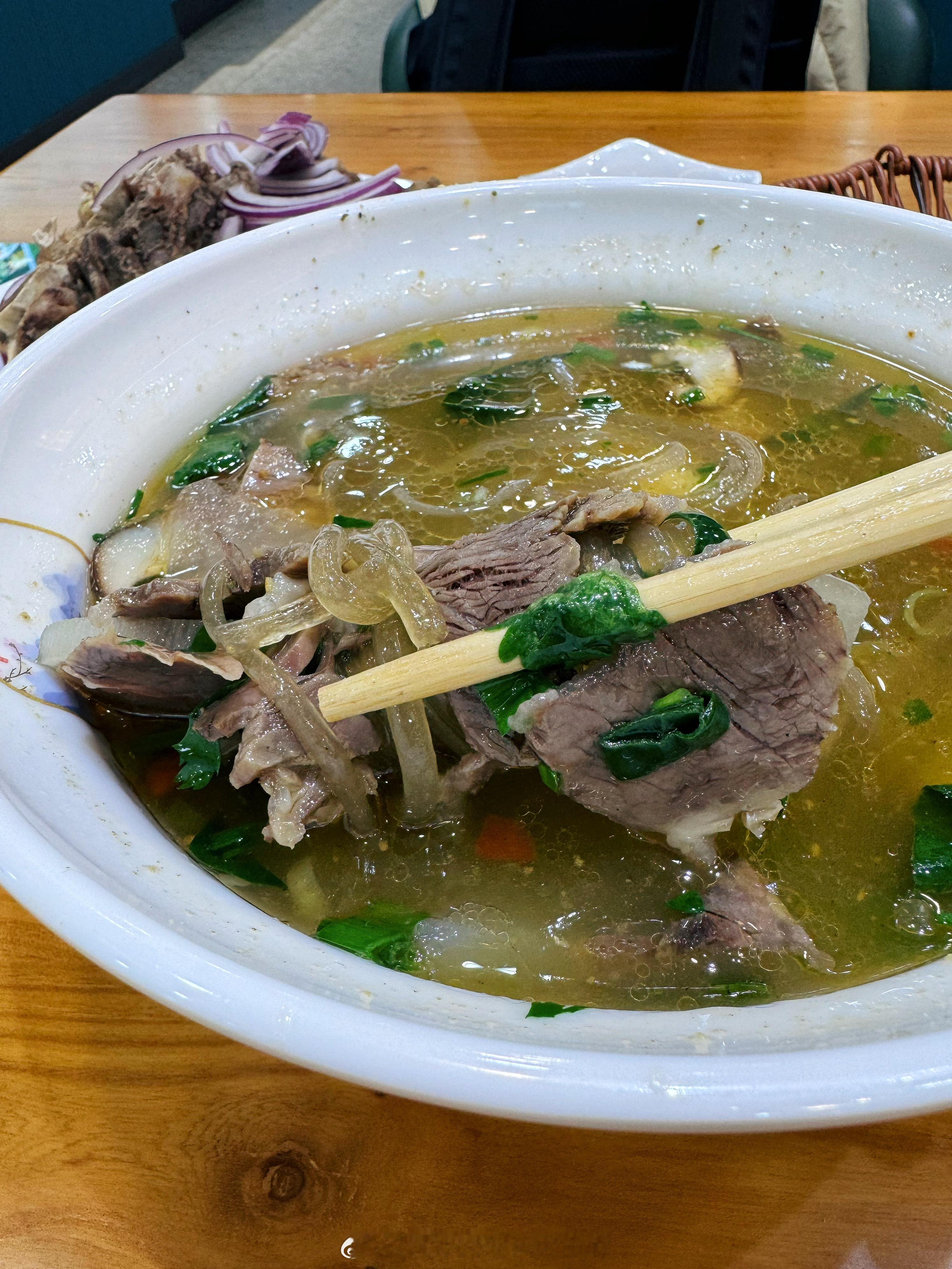一个普通人的旅行 阿克苏的饭，牛肉汤和牛骨头，汤里全是牛肉，超厚超大的，骨头上全