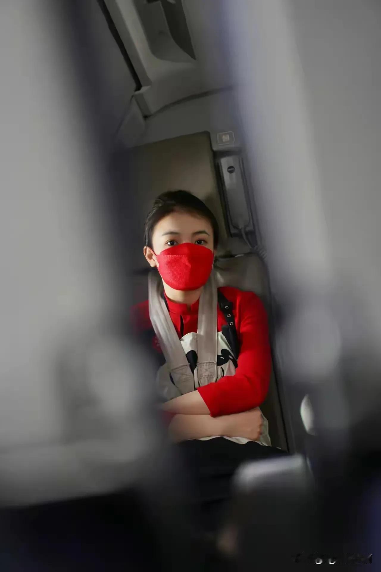 东航的都是美女。春秋的都是大妈[捂脸]#你喜爱空姐吗#