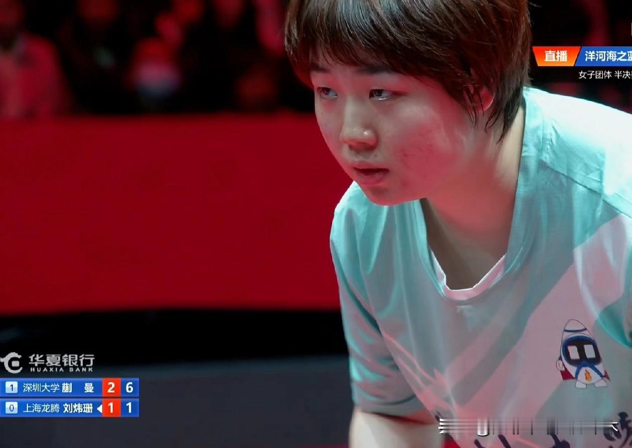 同是深圳大学俱乐部一员却有着不同的待遇！覃予萱/平野美宇打双打的时候现场给她们加
