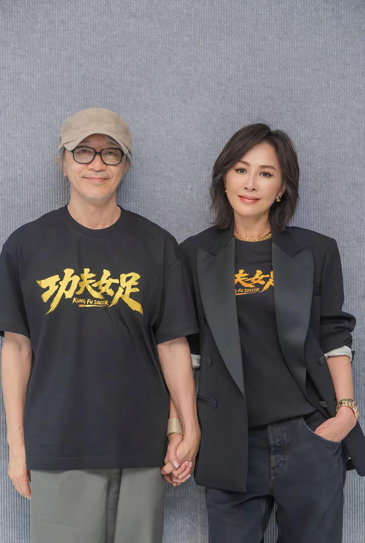 嘉玲姐说：“恭喜星爷！也谢谢大家支持功夫女足～” 星爷和嘉玲姐的友的要一直延续下