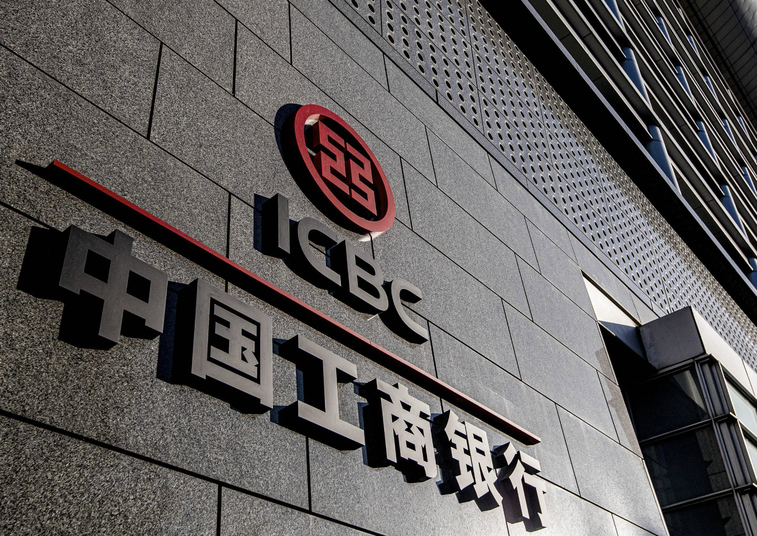 工行存100万存20万利率相同 3年期大额存单，门槛100万，利率1.55% 。