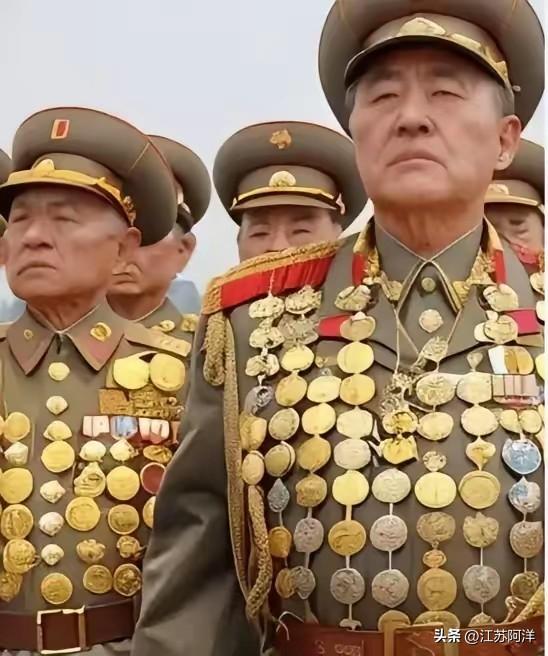 如此多的军功章🎖亮瞎你眼！
    朝鲜执行先军政治，是先军国家，军人视荣誉为