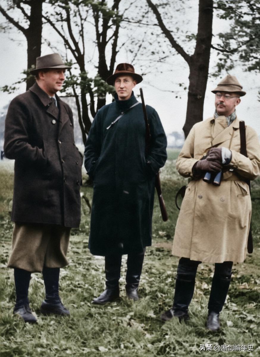 希姆莱、海德里希和库尔特·达吕格在狩猎。在纳粹德国的警察体系中，希姆莱、海德里希