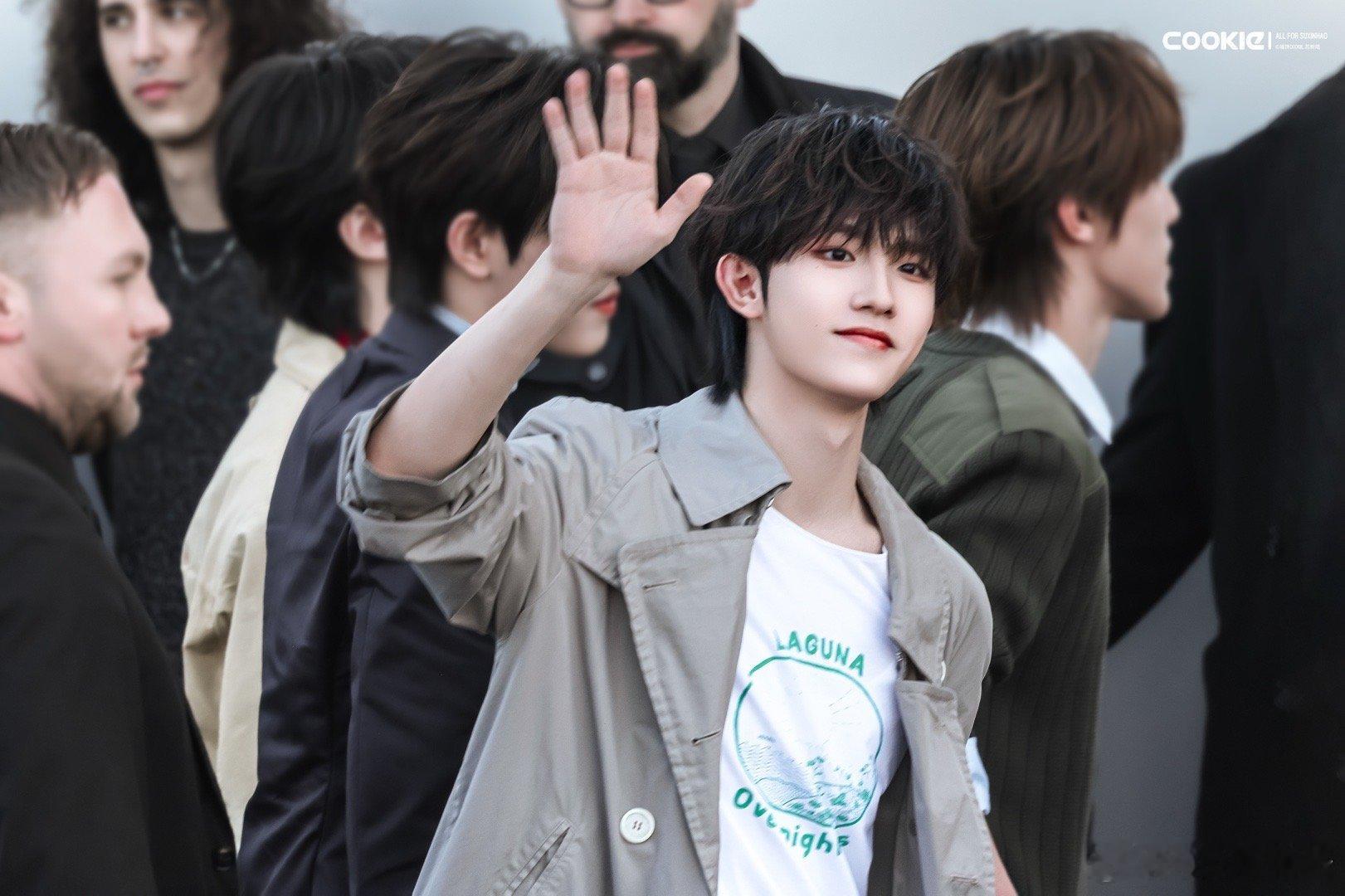 苏新皓帅成啥样了苏新皓闪耀米兰  首穿Prada主推款尼龙夹克💥秀场预热图 团