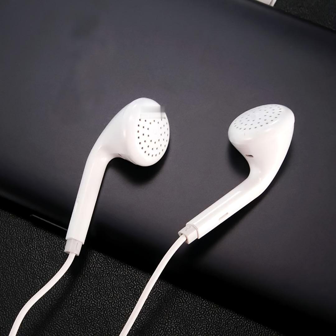 有没有发现，那些旗舰机一个个都把耳机孔给“砍”了，好像没了耳机孔就显得自己多高端