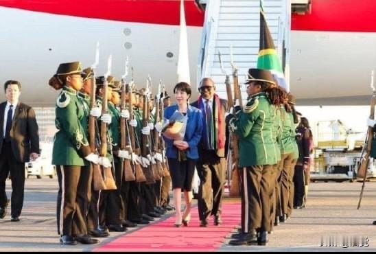 11月22日，日本首相高市早苗抵达南非
准备参加在此举行的G20峰会
这是她担任