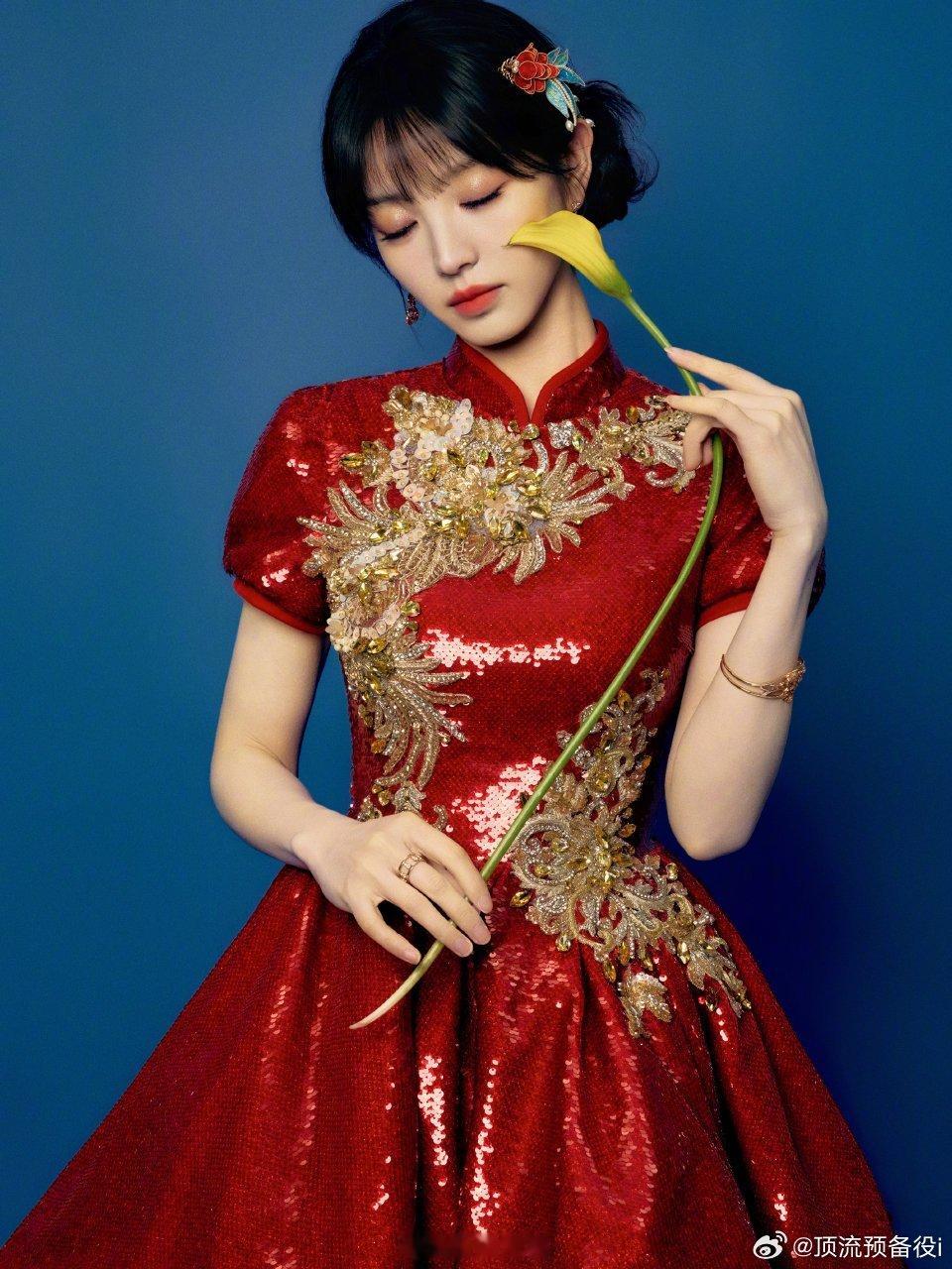 央妈就跟田曦薇的站姐似的 ，年画娃娃 