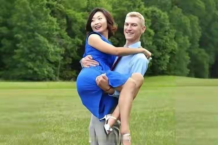 她是敬一丹女儿，不顾父母顾虑嫁英国人为妻，如今住北京把公益当事业 ​​​