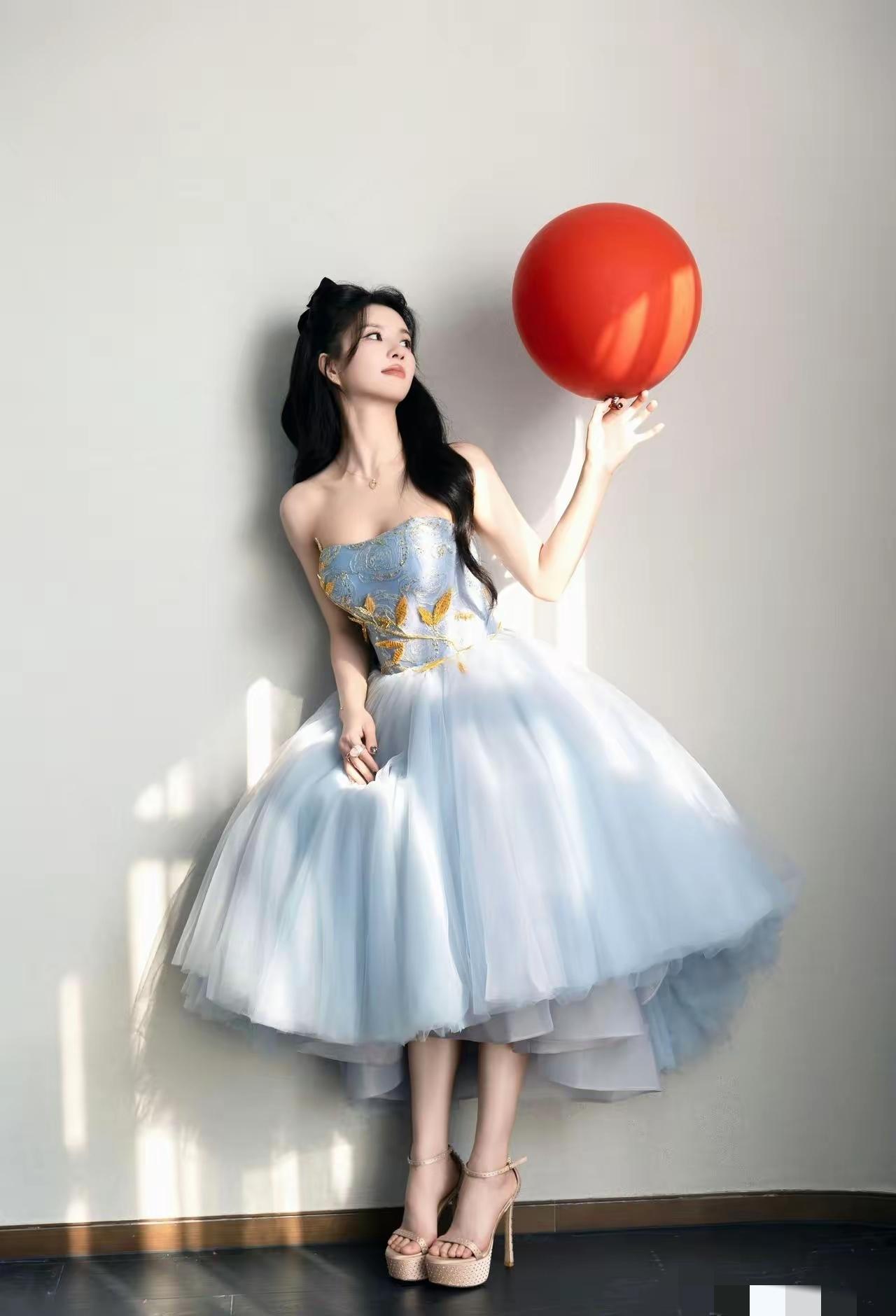 这组美照，第一眼你看到的是什么，红色的气球？
我不是，我肯定是从高跟鞋，脚丫子，