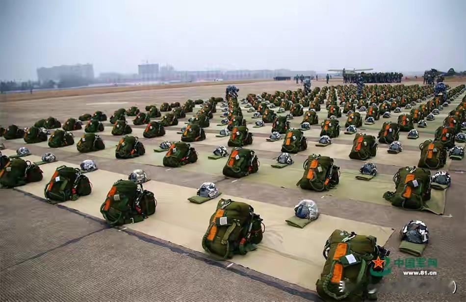 空降兵炊事班的迷茫：其实谁还没羡慕过别人呢？
 
刚入伍那会，他满脑子都是空降兵