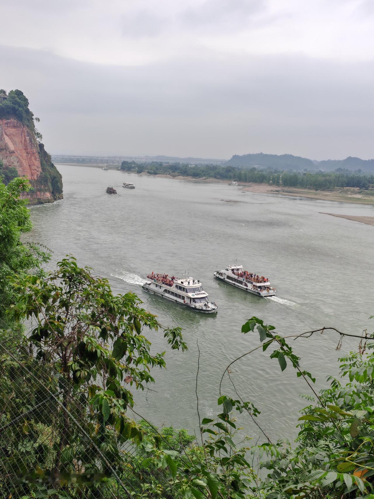 乐山大佛脚下的岷江景色，美到极致！“佛是一座山，山是一尊佛”，71米高的巨型石刻