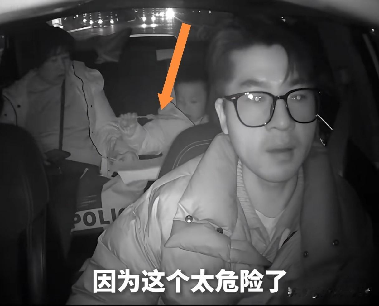 暖心的一幕“火”到人民日报了！

近日，浙江杭州，网约车司机拉了一对母子乘客，当