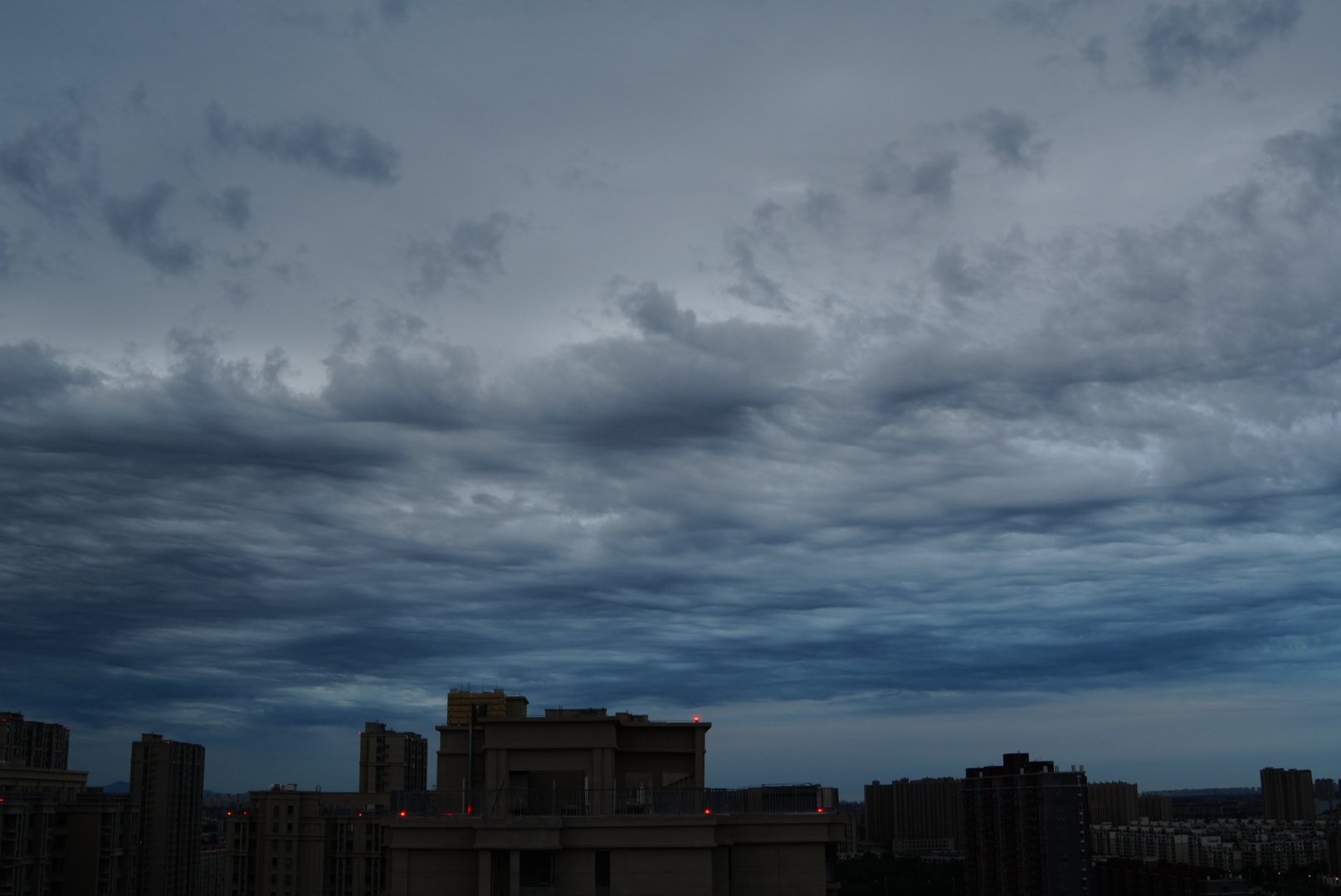 #朝阳区发布33个紧缺人才职业工种#据了解，《目录》划定了10个符合朝阳区重点发