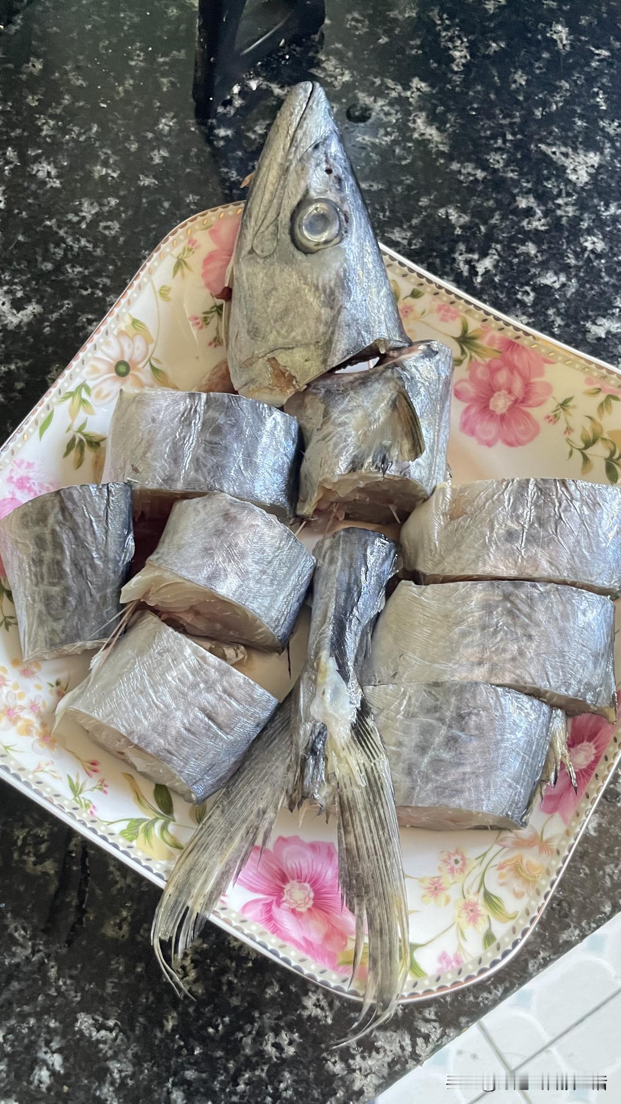 青岛家常红烧鲅鱼，简单入味超下饭！
 
要说咱们青岛人餐桌上的心头好，那必须是鲜