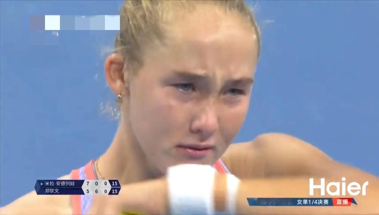 中网，郑钦文对安德烈耶娃，第三盘一开始，回球下网的安德烈耶娃忽然用手抹眼泪，她为