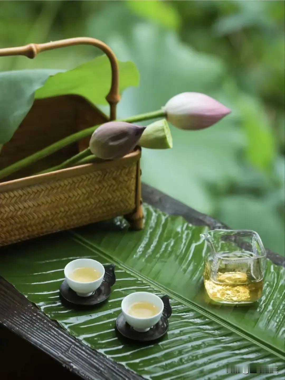 #上联：清茶一杯谈天下；期盼下联#
   下联: 浊酒一盏醉人间。[灵光一闪][