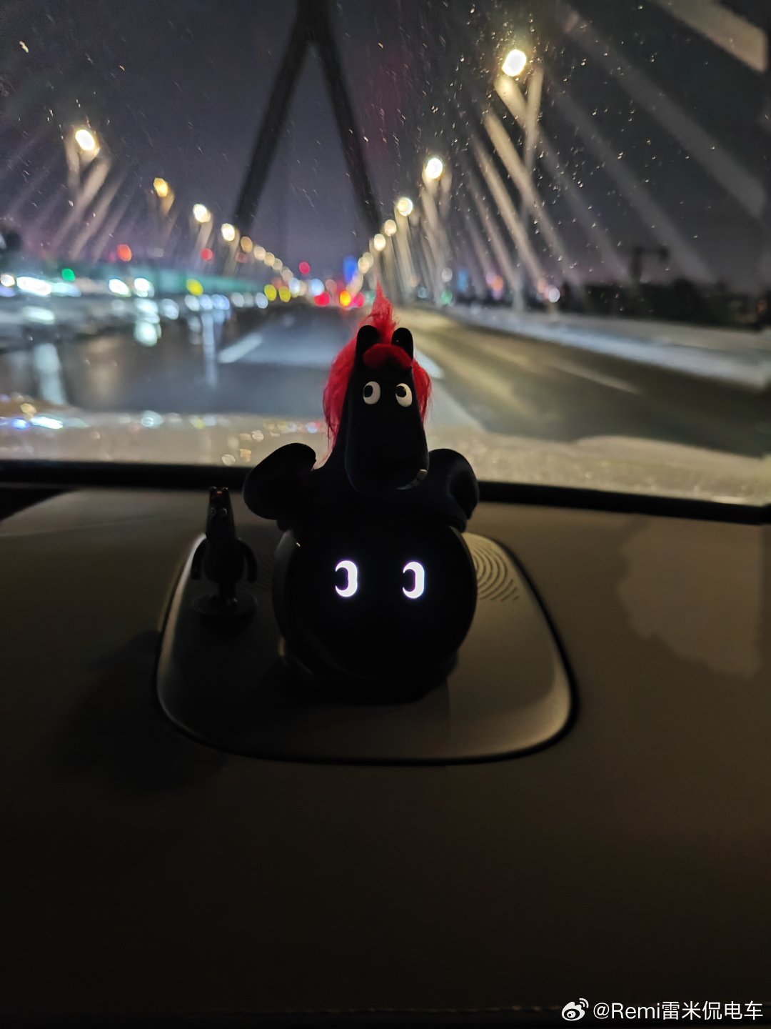 戴了赤逗的NOMI，表情都神同步了蔚来汽车