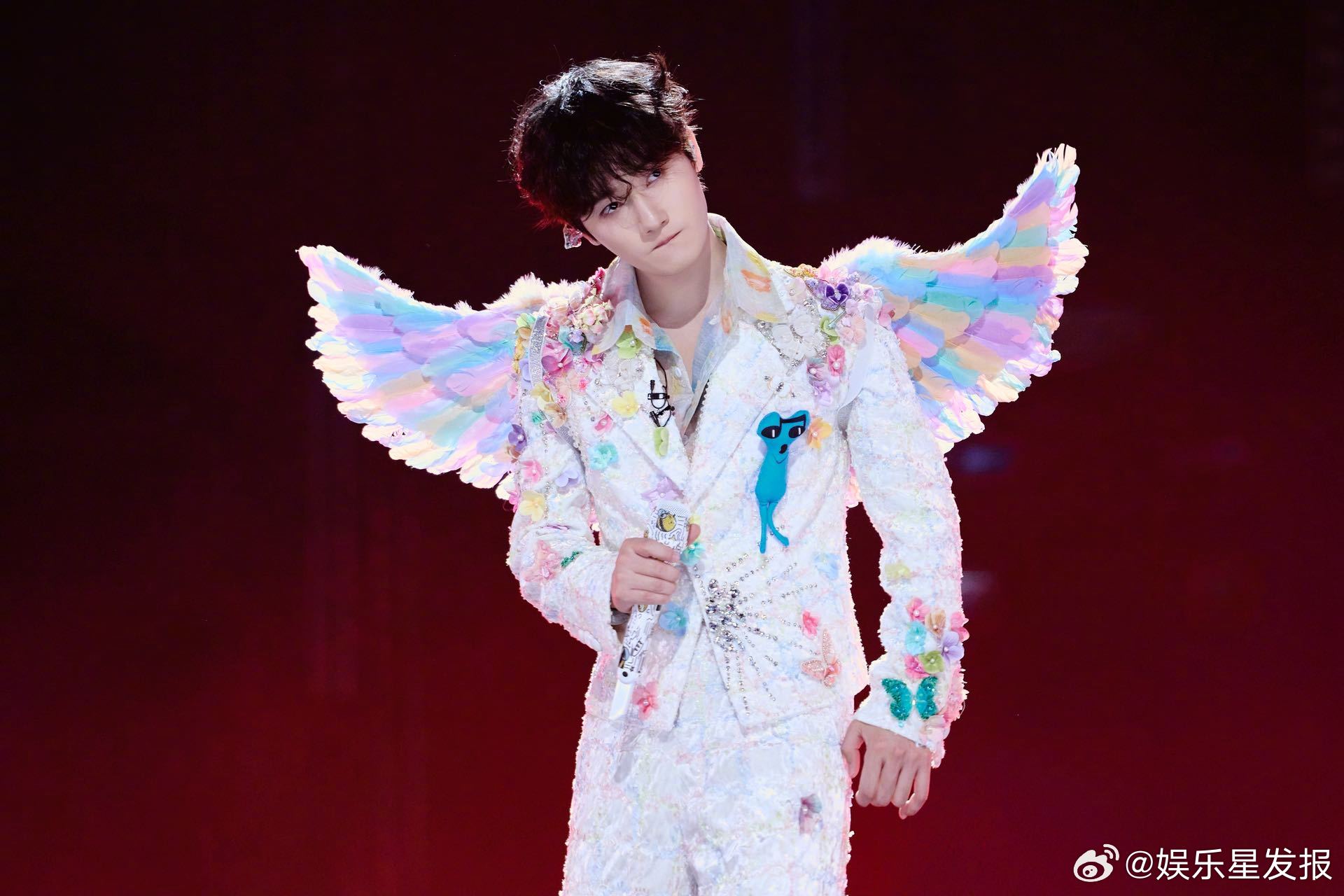 鉴定完毕：非主流十级学者！这彩色小翅膀、这魔性的舞步、这满屏的“家族成员”，简直