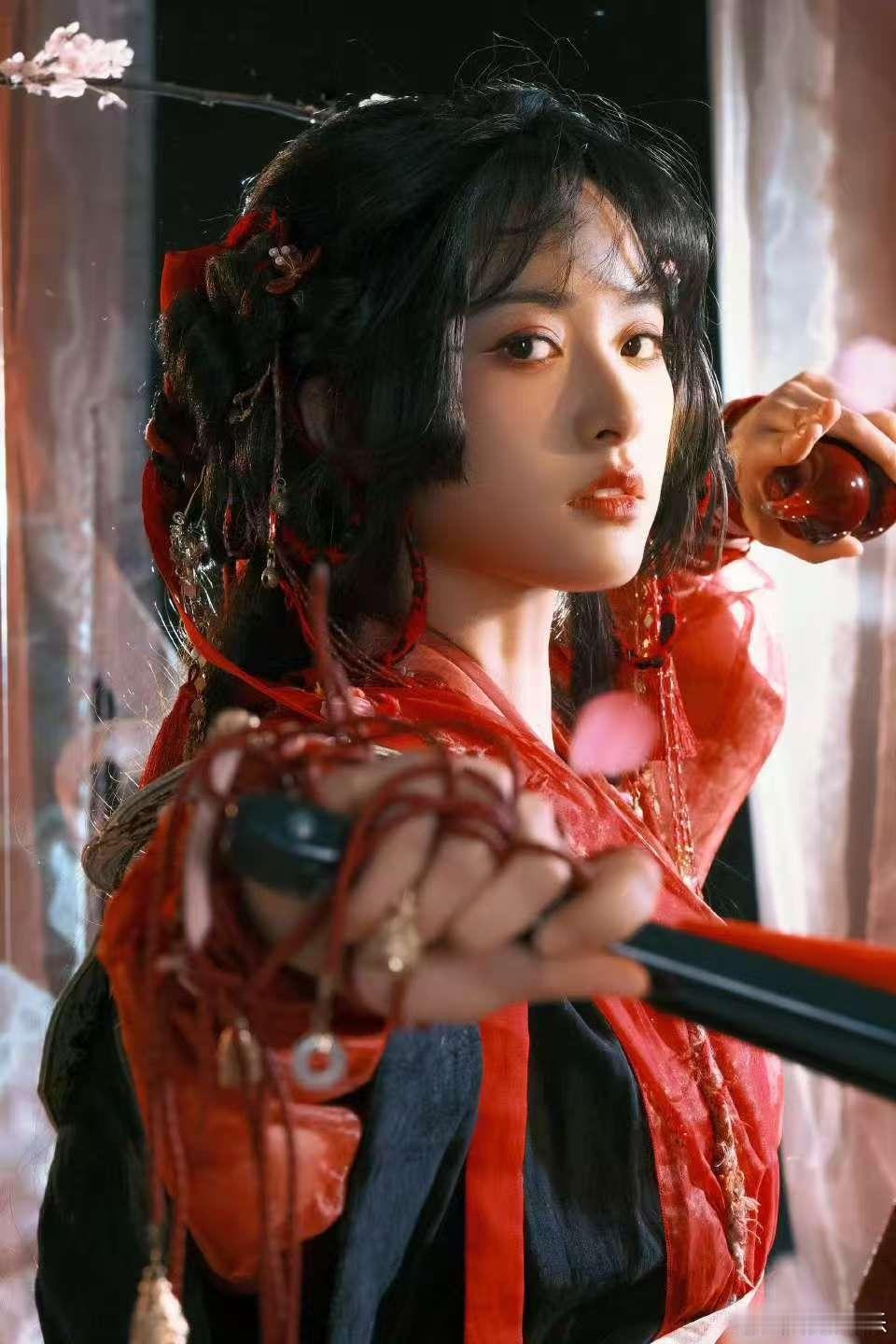 这居然是沈月没认出来这是沈月这居然是沈月？沈月一早发了自己的女侠写真，真的美我一