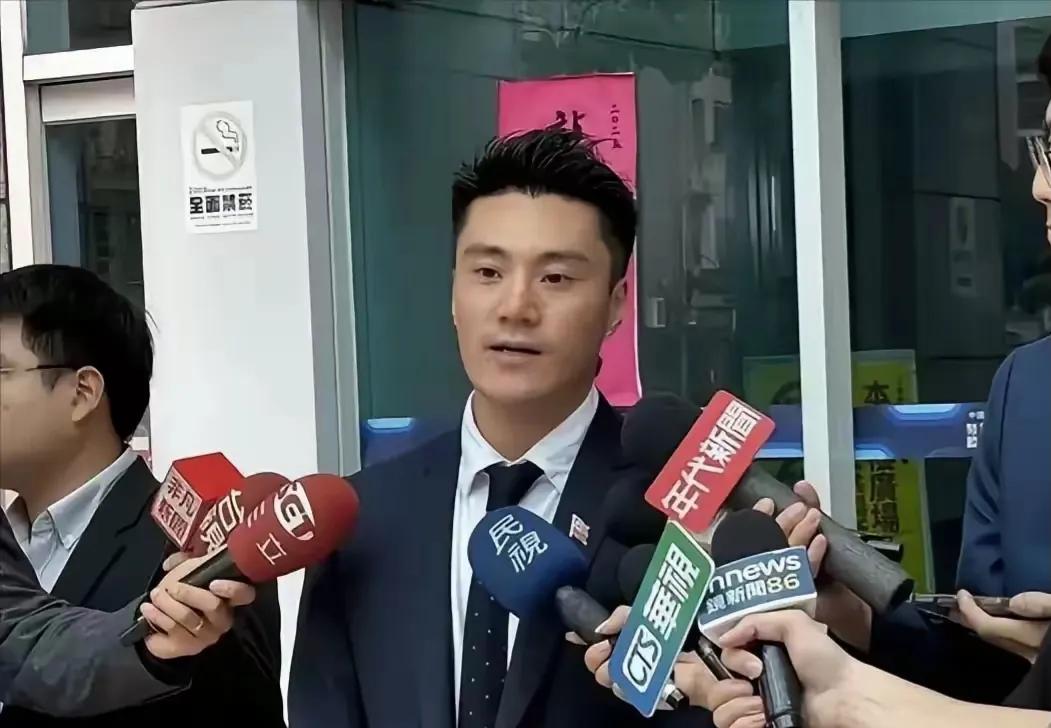 国民党青年部前主委丁瑀公然叫嚣说大陆是台湾民众的敌人。

这人接受媒体采访，直接