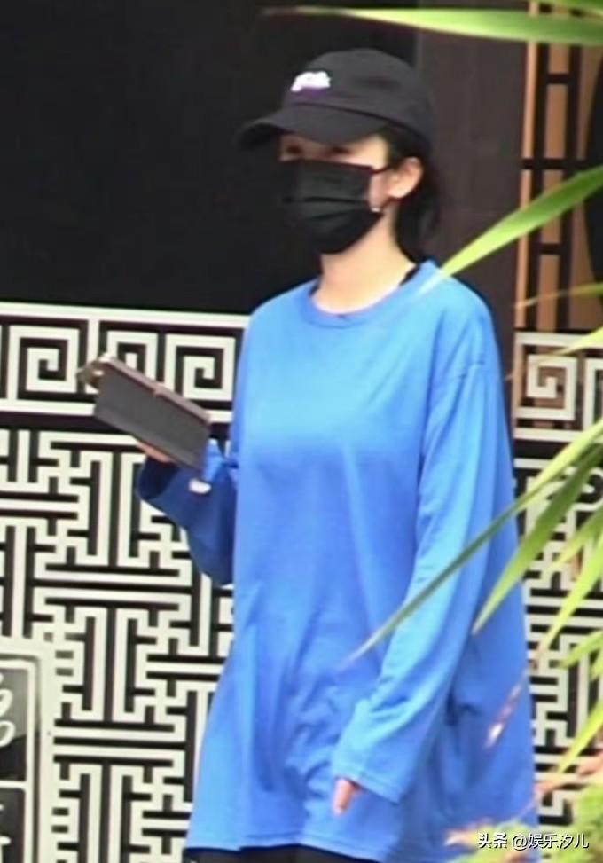 杨幂梳麻花辫出门


杨幂身穿一件亮眼的克莱因蓝长袖T恤，头戴黑色棒球帽，脑后梳