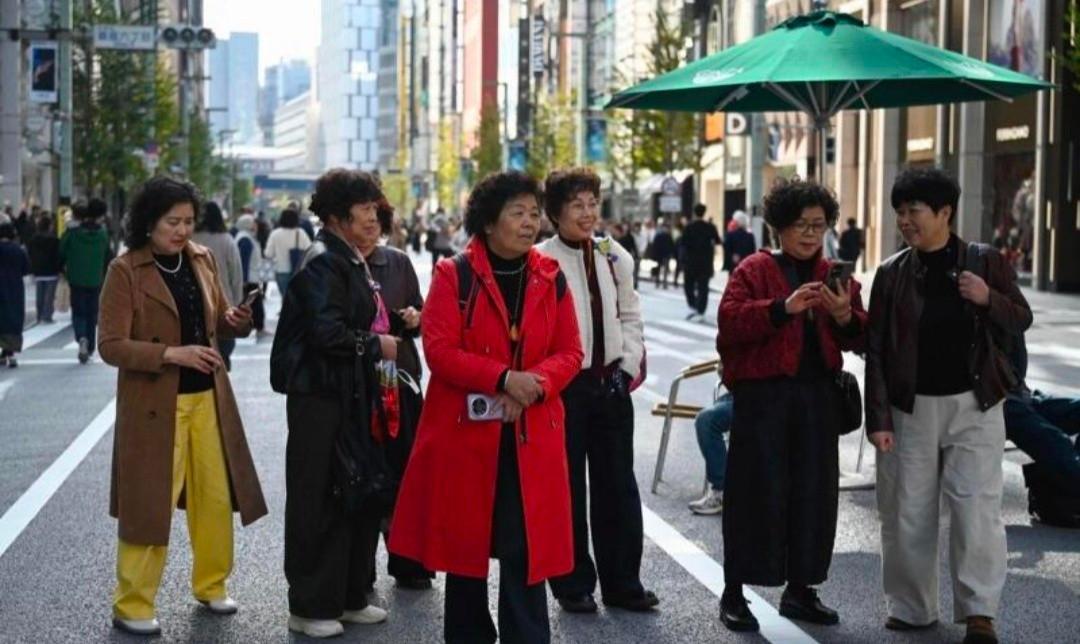 一觉睡醒
 
是不是全网都知道了。
 
11月16日，法新社发布画面：日本某地街