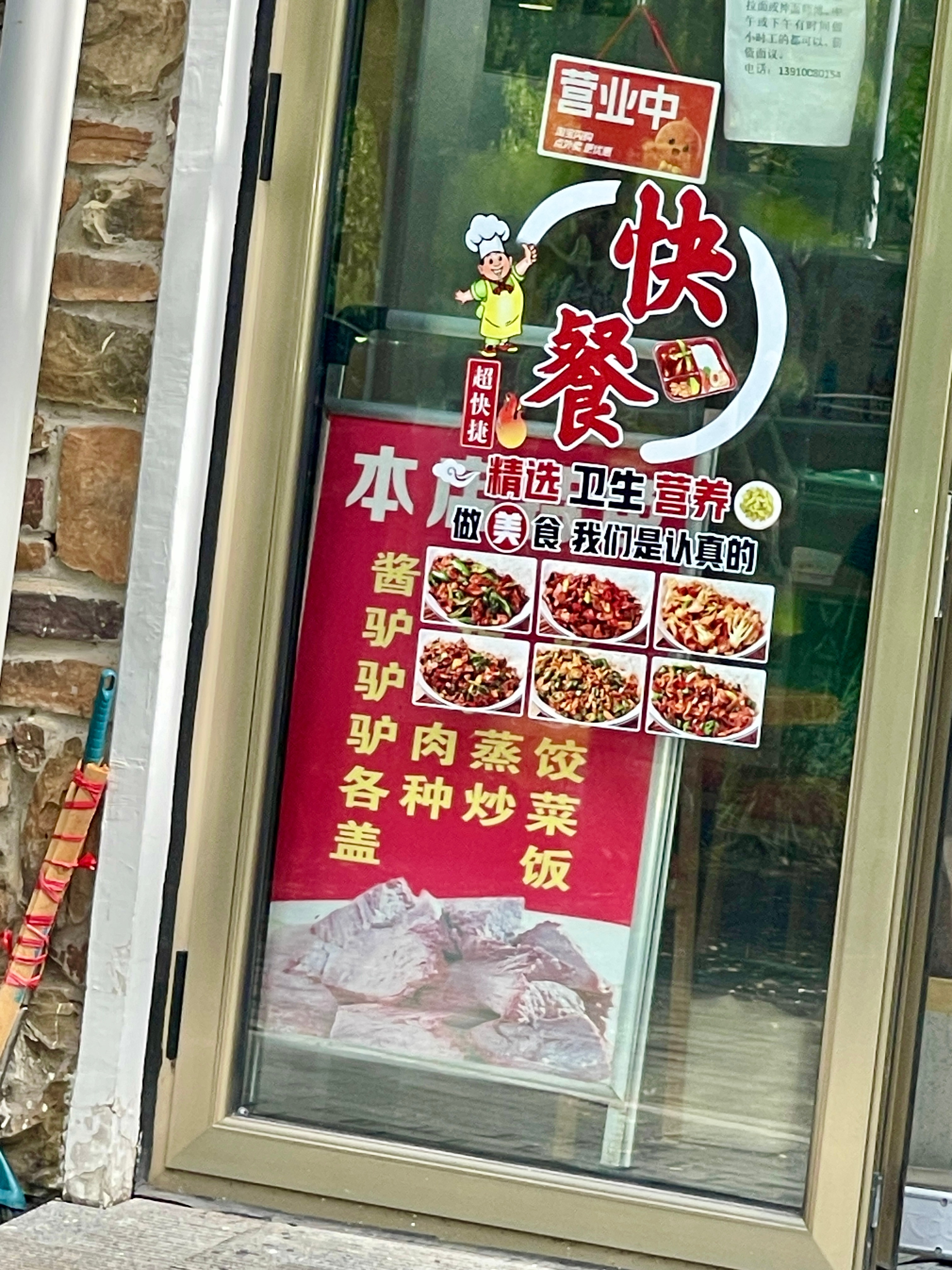 女骑手高速狂飙时速超200公里玩手机酱驴驴驴驴驴驴。。。  ​​​