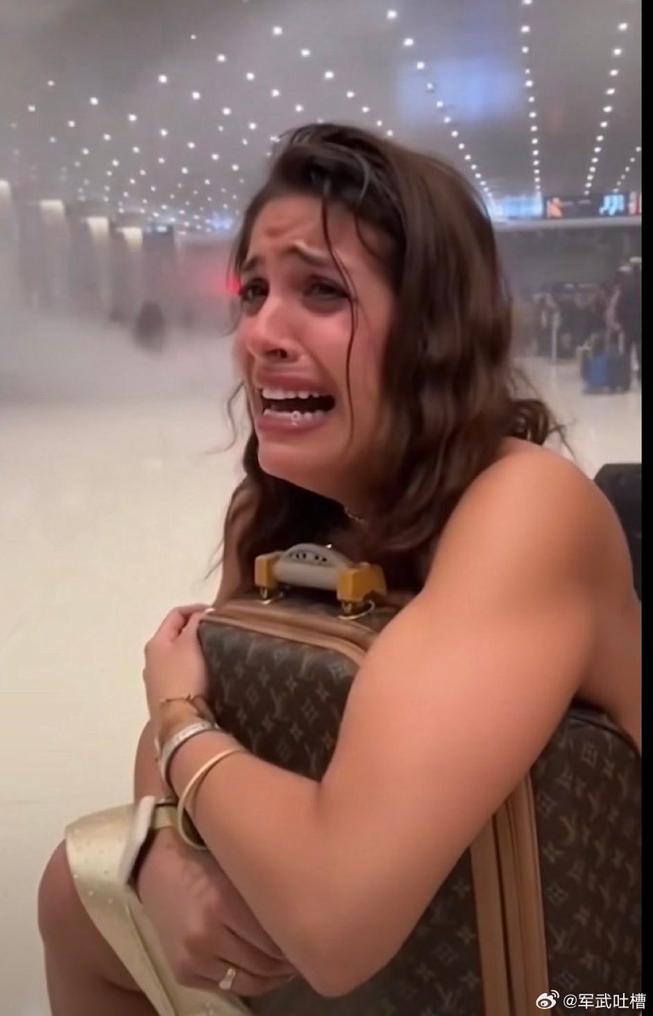 兄弟们早上好啊！迪拜被导弹炸的时候，国外美女抱着奢侈品包包惊慌失措奢侈品并不是人