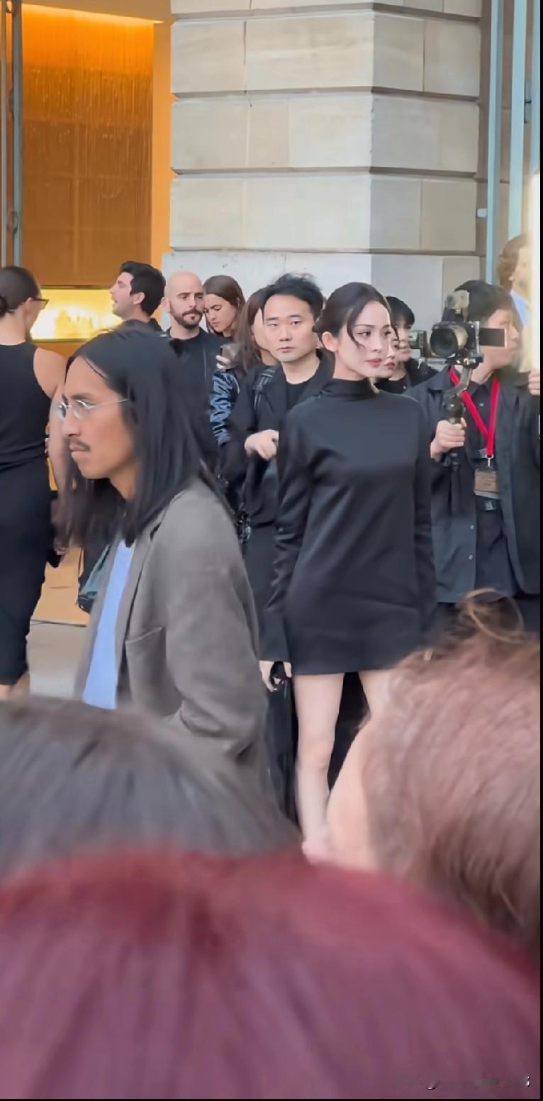 （看到生图直接愣住）古力娜扎在巴黎这状态是吃了什么防腐剂吗？最简单的黑长直配基础