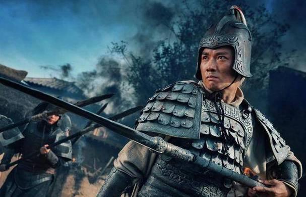 卧牛山下，黑大汉周仓拍马冲上来，要为同伴裴元绍报仇。对面白袍银枪的赵云，一枪就能