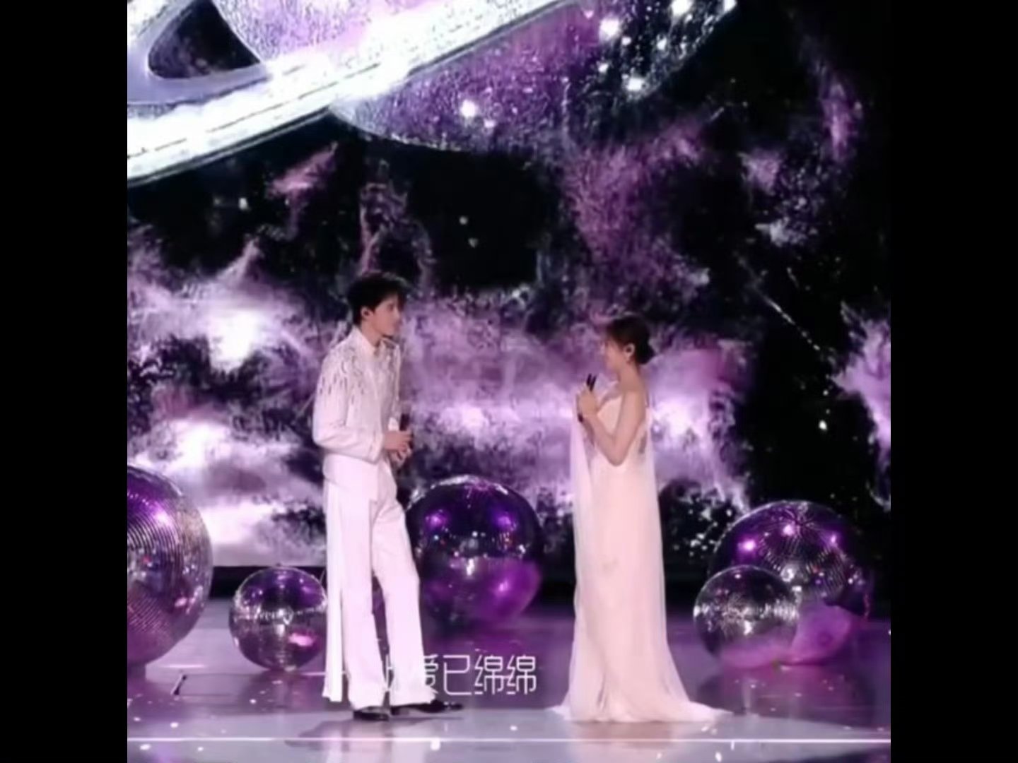 宋祖儿看李兰迪敖瑞鹏合唱的表情宋祖儿看李兰迪敖瑞鹏 宋祖儿看李兰迪敖瑞鹏啊啊啊啊