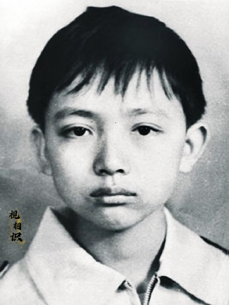 1988年，四川雅安，一位初中二年级学生的“证件照”，也是他的遗照，相信虽然已经...