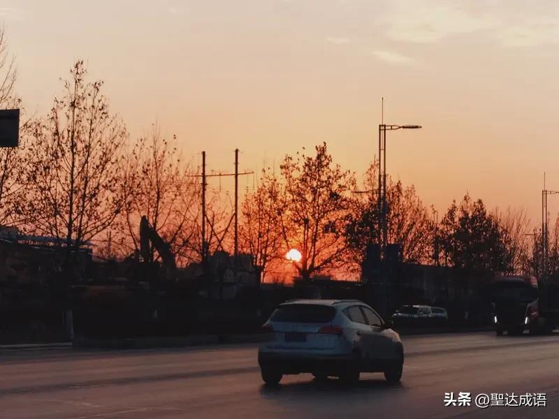 落日缓缓沉向远山，漫天霞光漫染云层，橘红揉着金粉铺洒天际。晚风轻拂，流云被镀上暖