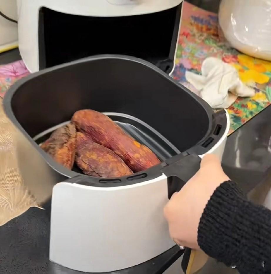 网传“空气炸锅致癌”的说法，听起来吓人，实则是典型的“抛开剂量谈毒性”。央视新闻