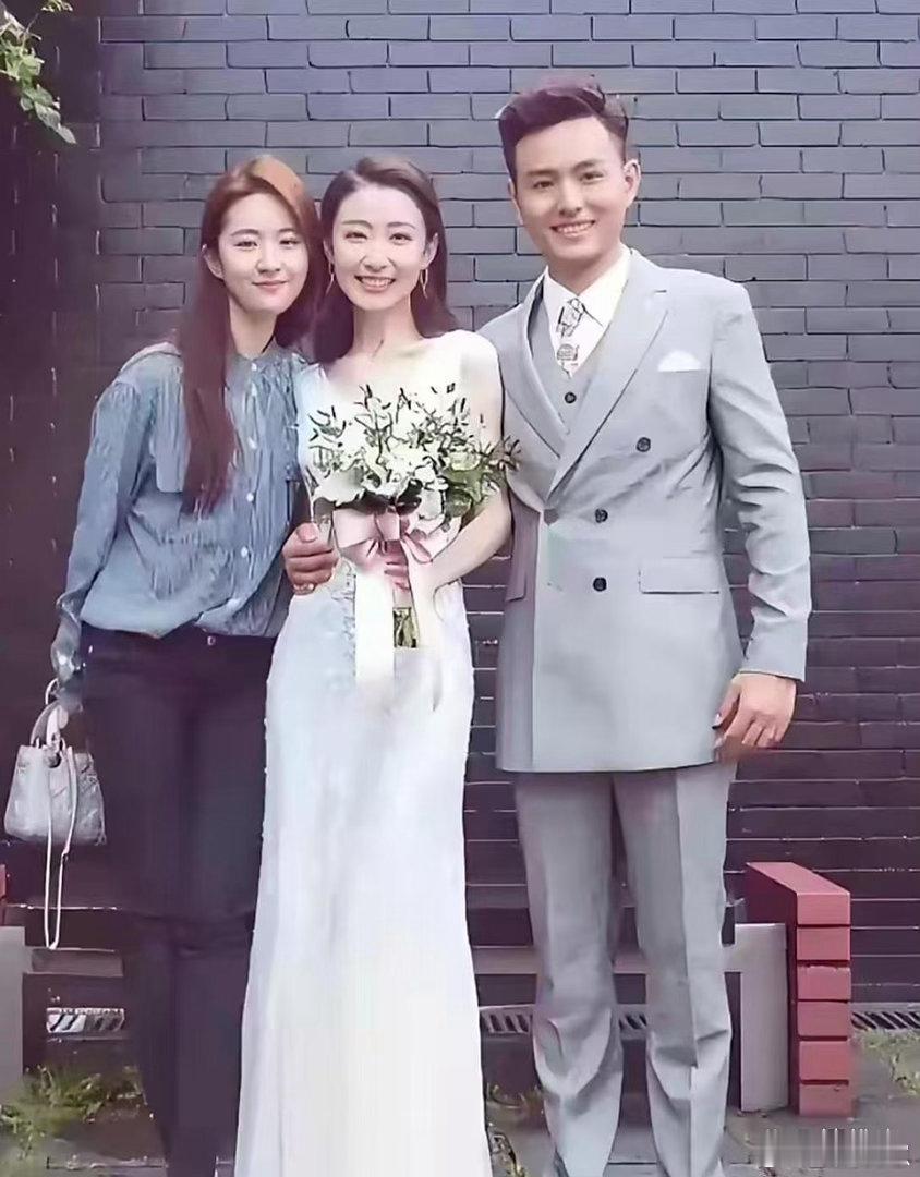 这位新娘，长相精致动人，容貌气质格外出众，颜值丝毫不输刘亦菲。 