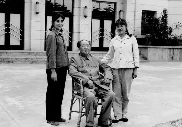 1965年5月25日，毛泽东在江西井冈山宾馆前和工作人员合影。 “久有...