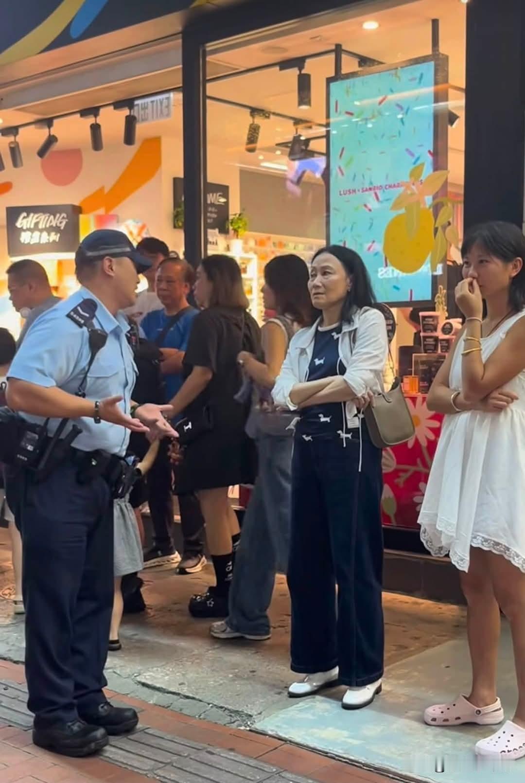 近日铜锣湾街头发生一起引发社会广泛讨论的争执事件：一群年轻人在封路路段拍摄舞蹈短