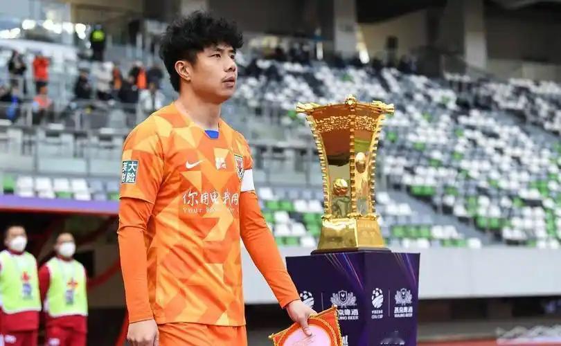 说蒿俊闵是现在中国足球第一人，有点不好说，但也差不多。蒿俊闵1987年出生，司职